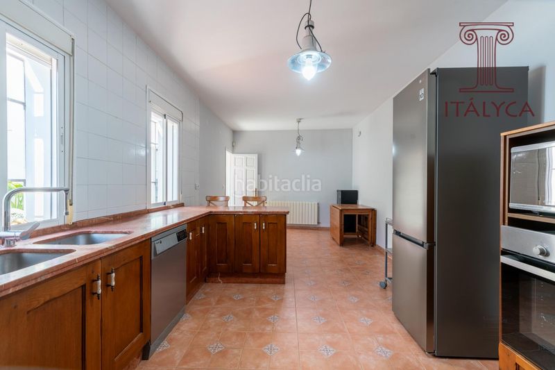 Foto b9fb5c2b-70b6-4c3c-9ac2-a8bbc8dd2541. Casa amb calefacció aparcament a Centro Bormujos