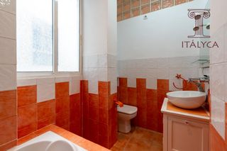 Flat in Calle sol 123. Piso con patio privativo junto a san román