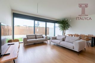 Casa aparellada  Avenida via lactea. Chalet de cuatro dormitorios de nueva construcci�n en nuevo bule