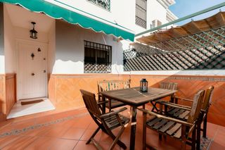 Casa adossada  Calle santas justa y rufina. Adosado en tomares con patio, 4 dormitorios y excelente ubicaci�