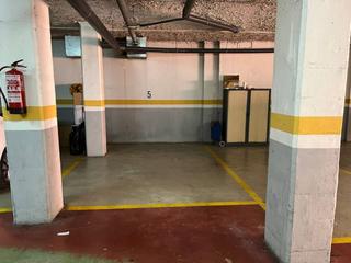 Parking coche en Urgell 2. Plaza de aparcamiento