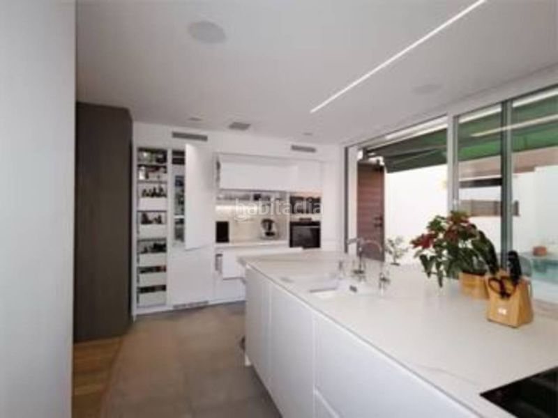 Foto 377ff65b-b3bc-4991-abbc-064ec5a980e5. Casa adossada amb calefacció aparcament piscina a Sabadell