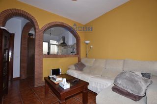 Haus in Casco Histórico. Casa de dos plantas en arriate y azotea cerca del río