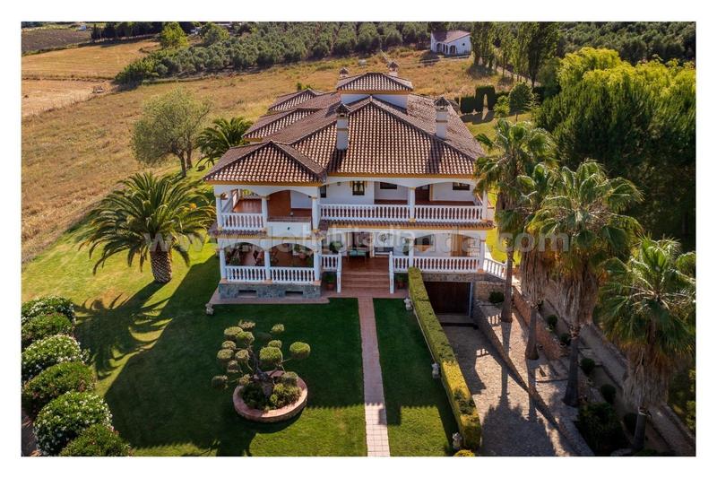 Foto 69f72b1b-1cfd-426b-aea6-76fd9ef88029. Chalet avec chauffage parking piscine dans Centro Ronda