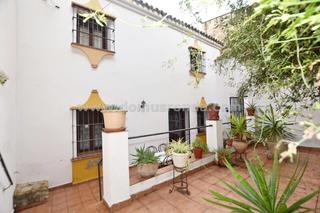 Maison à La Ciudad. Amplio inmueble con dos viviendas y garaje en la ciudad