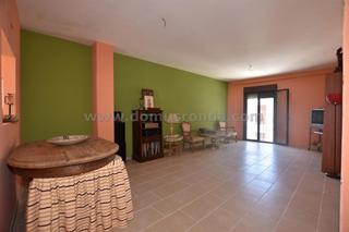 Casa a San Francisco. Edificio de vivienda y local en el barrio san francisco