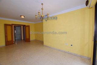 Etagenwohnung in Centro. Piso con 4 habitaciones y 2 baños para reformar en ronda