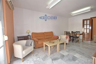 Pis  Lauria. Vivienda amplia de tres dormitorios en el centro