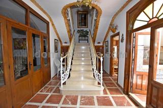 Casa a Cañete la Real. Gran vivienda con local en calle céntrica de cañete la real