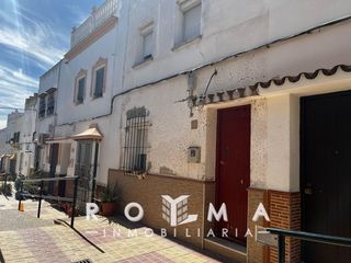 Casa adossada a Lebrija. Casa a reformar centro de lebrija