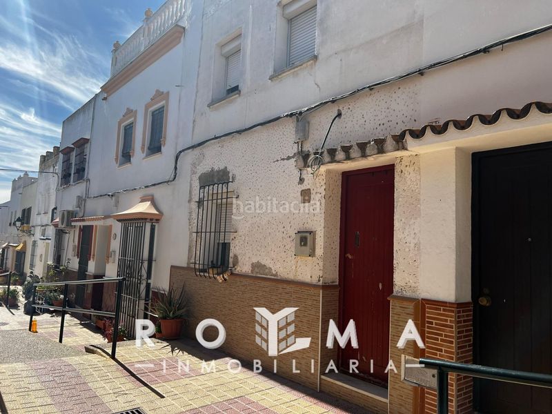 Foto 8df7540a-e0ba-489c-8091-2688155082e0. Casa adosada casa a reformar centro en Lebrija