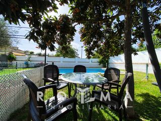 Chalet en Torrequinto. Chalet independiente dividido en dos viviendas en torrequinto
