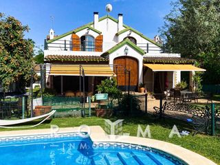 Chalet en Torrequinto. Chalet independiente dividido en dos viviendas en torrequinto