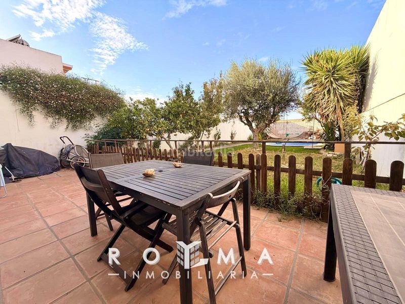 Foto b8343029-a1ab-46c9-a2d9-d13ee7187c1d. Casa adossada amb calefacció aparcament piscina a Dos Hermanas