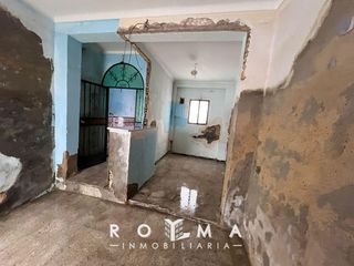 Semi detached house en Arahal. Casa de pueblo a reformar en centro de arahal