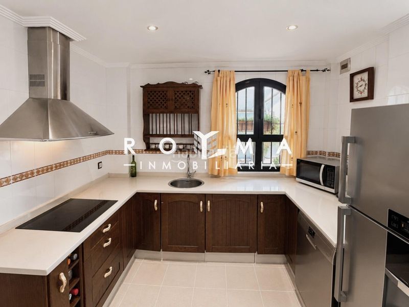 Foto 3f27ce40-2e92-43bf-ba99-29dfcced0f3d. Casa aparellada amb calefacció piscina a Avenida de Europa Montequinto