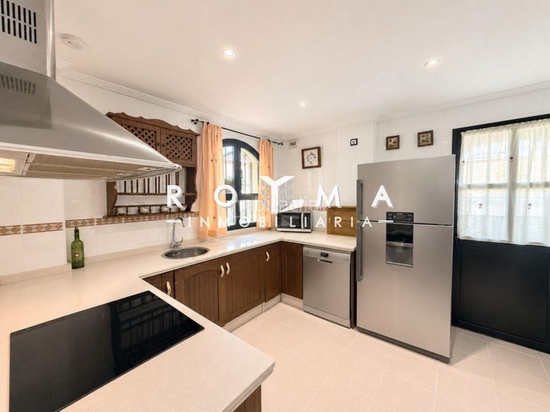 Foto ab7facd9-1195-42d2-be01-7a03812fb282. Casa aparellada amb calefacció piscina a Avenida de Europa Montequinto