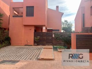Towny house in Puertas del sur - Guadabajaque. Casa pareada en venta en el campo de golf