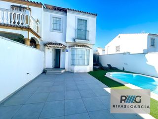 Casa bifamiliare in Parque Atlántico - Ronda este. Casa en venta en zona este con piscina