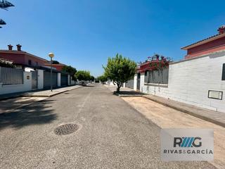 Chalet à Puertas del sur - Guadabajaque. Chalet independiente en venta en campo de golf