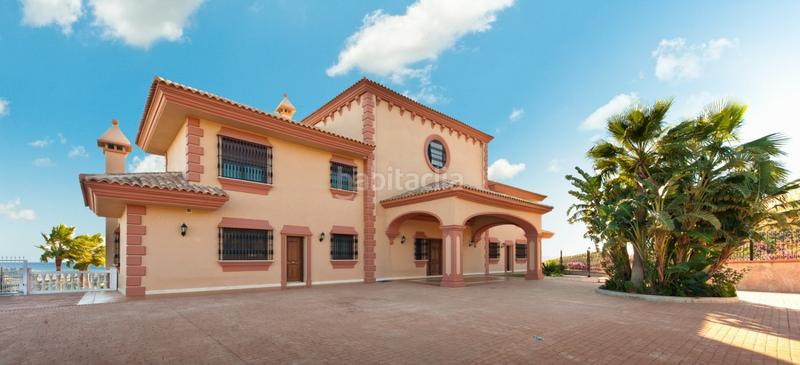 Foto b29e6d8b-15dc-4b86-8e16-315e9c65d9e8. Xalet amb calefacció aparcament piscina a la cala Mijas Mijas