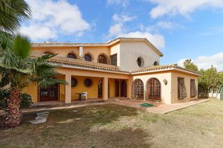 Chalet in Calle clavel de sierrezuela 3. Villa de gran amplitud situada en urbanizacion la sierrezuela