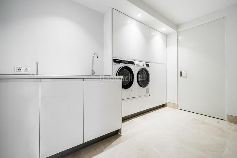 Foto 0ad613a0-54a6-45be-a87e-7f3acbcf5c0b. Chalet villa de 5 dormitorios y 6 baños localizada en la milla de oro, . obra nueva en Marbella