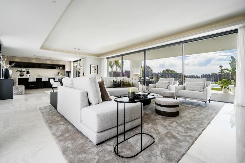 Foto 4b5cea7c-7f36-46bc-8dbe-e0654a2f59a2. Chalet villa de 5 dormitorios y 6 baños localizada en la milla de oro, . obra nueva en Marbella
