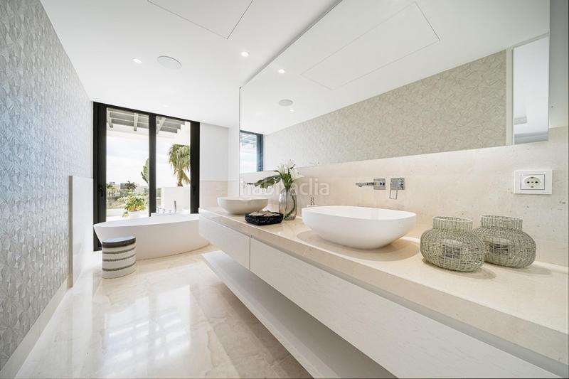 Foto 573ee8f4-dc32-48d6-85b4-9bebad827dd2. Chalet villa de 5 dormitorios y 6 baños localizada en la milla de oro, . obra nueva en Marbella