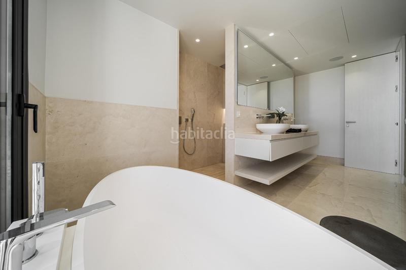 Foto a2f8424b-c165-4f4a-9891-f337e020d78c. Chalet villa de 5 dormitorios y 6 baños localizada en la milla de oro, . obra nueva en Marbella