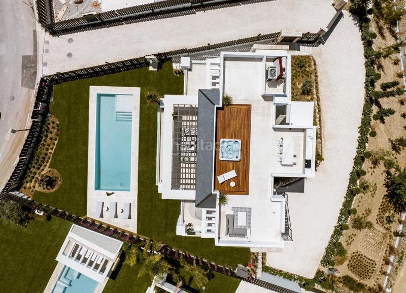 Foto c9ea13ff-82f2-45d8-9bdc-d7b44849479d. Chalet villa de 5 dormitorios y 6 baños localizada en la milla de oro, . obra nueva en Marbella
