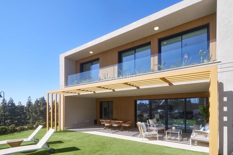 Foto ffd9d7c9-830a-44d5-99c3-ab49912b0851. Casa adosada obra nueva espectaculares adosados 4 habitaciones piscina garage vistas al mar en Mijas