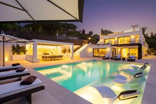 Chalet en Las Brisas. Villa de lujo de 5 dormitorios y 5 baos en nueva andaluca, mar