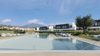 Casa aparellada a Nueva Atalaya. Villa pareada de 3 dormitorios y 2 baños con jardín y solarium.
