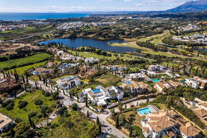 Foto 1ad62090-fae1-4b02-83e2-99b6504148a4. Chalet espectacular villa de lujo de 5 dormitorios y 5 baños con vistas al mar y la montaña. benahavís en Marbella