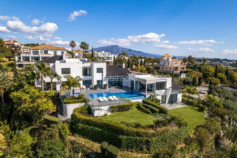 Foto a87d479f-fbb1-43ff-bf1f-be1e739e7896. Chalet espectacular villa de lujo de 5 dormitorios y 5 baños con vistas al mar y la montaña. benahavís en Marbella