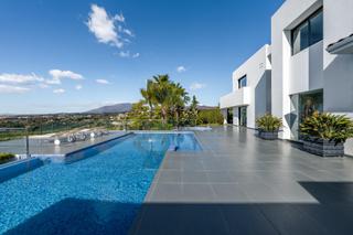 Chalet à San Pedro de Alcántara Pueblo. Espectacular villa de lujo de 5 dormitorios y 5 baños con vistas