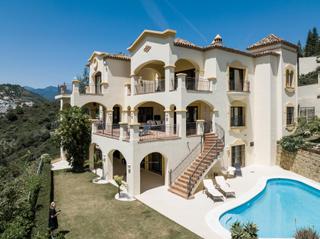 Chalet à La Quinta. Villa de 5 dormitorios, 5 baños con espectaculares vistas panorá