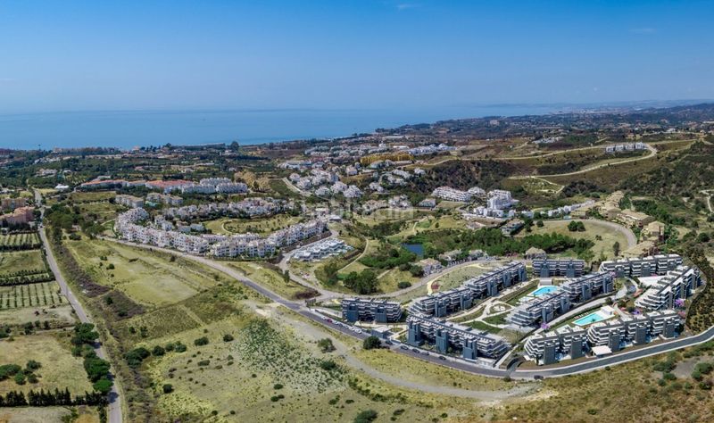 Foto 5d7ee7f5-5b3c-4b51-9d5f-ff179584db2d. Àtic amb calefacció aparcament piscina a La Concha - Resina Golf Estepona