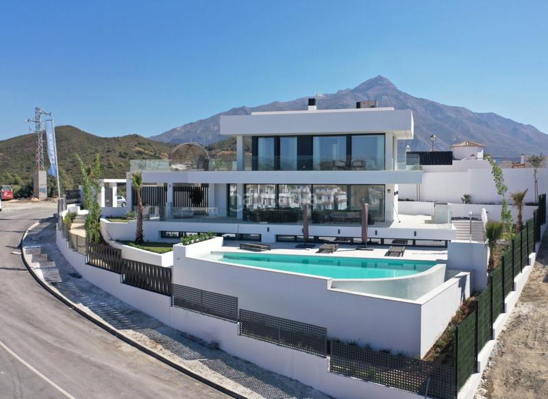 Foto 47c6fc4d-2f2f-4d21-999f-c5860aeab2da. Chalet hora de vivir tu sueño la villa perfecta vistas panorámicas al mar y a la montaña en Marbella