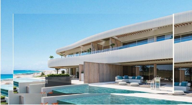 Foto 1c162c8f-8191-4c1f-bcda-9cd5539d2c53. Casa pareada villas adosadas de lujo pie de playa obra nueva piscina privada en Marbella