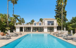 Chalet en Aloha. Villa renovada de 5 dormitorios y 5 baños en valle del golf, nue