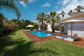 Chalet en Marbesa. Villa de lujo de  5 dormitorios y 5 baños cerca de la playa. mar