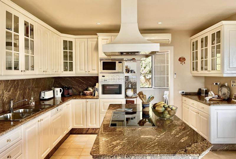 Foto cc6edd67-c340-4dca-8bb7-01fa82875f0d. Chalet con riscaldamento parcheggio piscina in Sierra Blanca Marbella