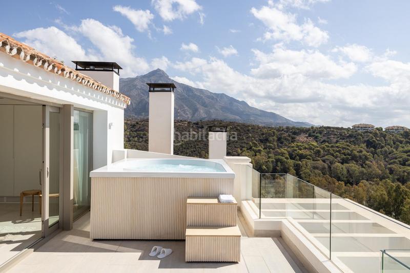 Foto 13ae761b-1e3c-4697-b347-270e260be2da. Ático  dúplex de 3 dormitorios, solarium y vistas al mar en exclusiva urbanización. en Marbella