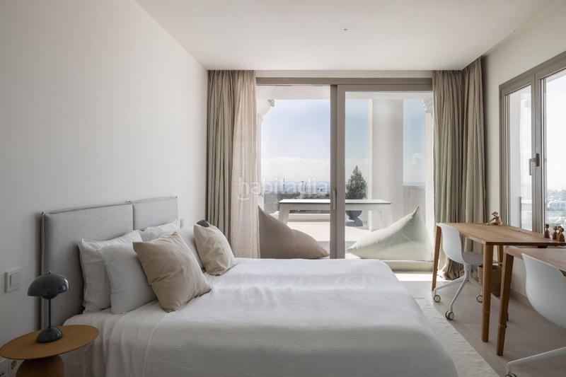 Foto 43dac87f-87f5-4709-be59-b38d3fe0728d. Ático  dúplex de 3 dormitorios, solarium y vistas al mar en exclusiva urbanización. en Marbella