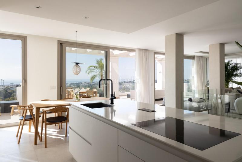 Foto 4479eb34-67da-4abb-beaf-3428cd34022b. Ático  dúplex de 3 dormitorios, solarium y vistas al mar en exclusiva urbanización. en Marbella