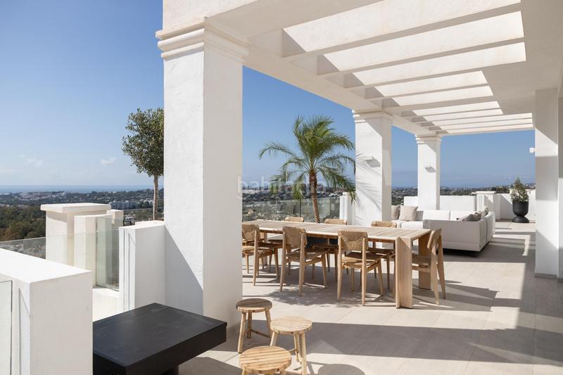 Foto 44b13df8-3048-49e3-af58-45ff0d5b23f1. Ático  dúplex de 3 dormitorios, solarium y vistas al mar en exclusiva urbanización. en Marbella