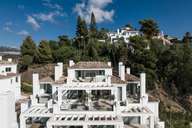 Foto 72ad0fdf-ae35-4c02-a635-55c246c483c4. Ático  dúplex de 3 dormitorios, solarium y vistas al mar en exclusiva urbanización. en Marbella