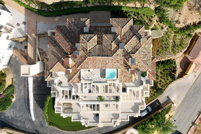 Foto 74673c74-210f-4510-9afd-97dbc9f3a13e. Ático  dúplex de 3 dormitorios, solarium y vistas al mar en exclusiva urbanización. en Marbella